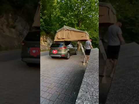 Aufbau Dachzelt Klappdachzelt auf einem PKW Ford Kuga. Dachzelt-leihen.de