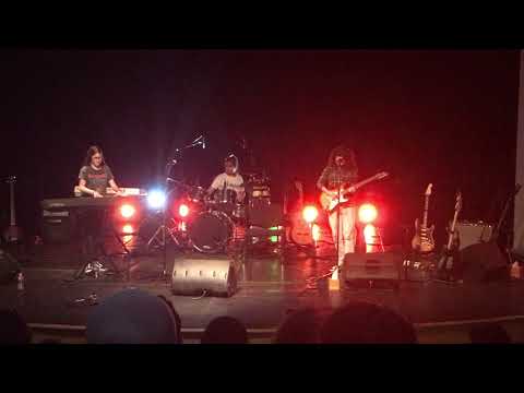 Sha’ar Banat Performing 'Ashrar' by  Jadal at Balafeesh Battle of the Bands