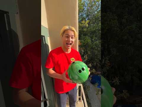 سيارة صغيرة ضد كرة البولينج! هل تنجو من التدمير النهائي؟ 🎳