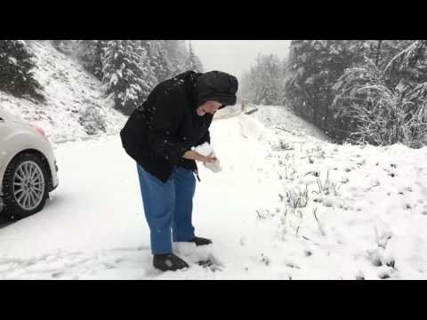 Мъж заснема радостта от снега на 101-годишната си майка