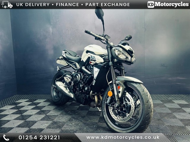 STREET TRIPLE R