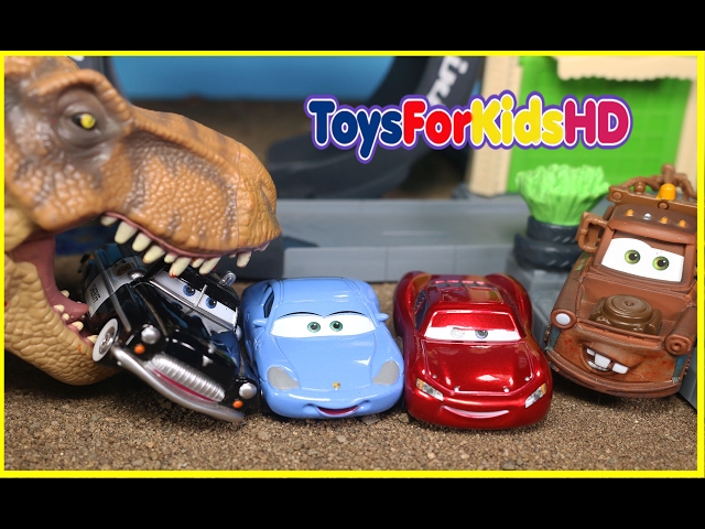 Vídeo relacionado con Mattel Disney Cars On The Road La aventura del dinosaurio Pista para coches de juguete con 1 Rayo McQueen Dino, +3 años (HNL99)