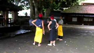 preview picture of video 'Bali - Il misterioso albero del tempio di Batur'