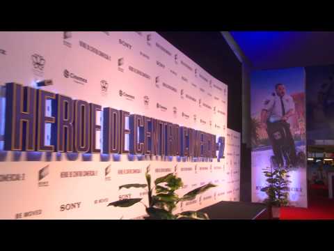 HÉROE DE CENTRO COMERCIAL 2 "Premier en México" Alfombra Roja