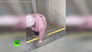 Видео: Прокуратура проверяет больницу Первоуральска, где пенсионерка спускалась по лестнице на коленях