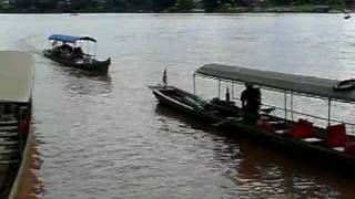 preview picture of video 'Laos-1-crossing Mekong river at Chiang Khong to Houai Xai'