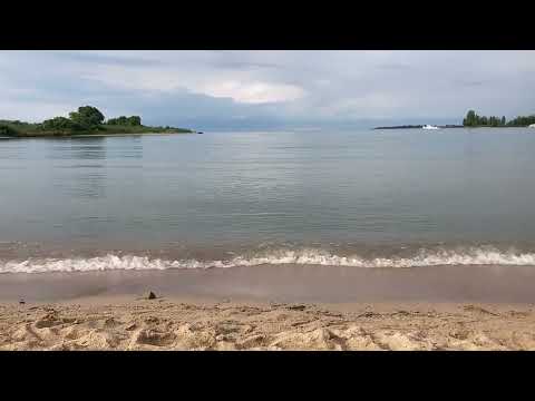 Caminhando até a margem norte do lago Issyk-Kul (Quirguistão, Cholpon-Ata)