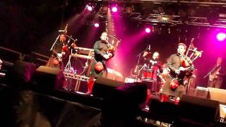 Red Hot Chilli Pipers - Getting Jiggy With It - The Pig Jigs HD (Inverness Hogmanay 2010)