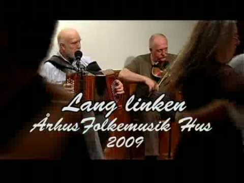 Barn dance Denmark - Lang Linken playing "De små sorte" in Århus folkemusikhus (- folkmusic house)