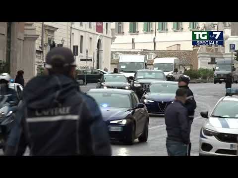 Mentana scherzosamente all'inviata: "Fatti rispettare"