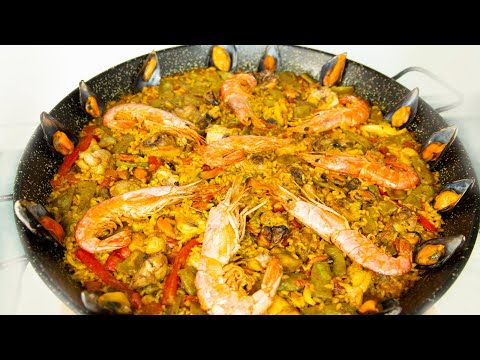 Paella mixta de pollo y marisco. Mixed chicken and seafood paella.
