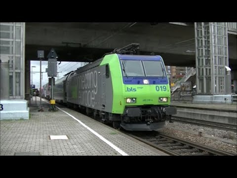 BLS 485 019 komt met een vrachtwagentrein door Freiburg Hauptbahnhof