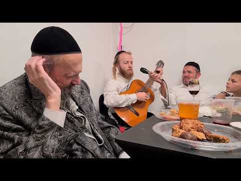 "מְצָאֻנִי הַשֹּׁמְרִים" - ר' משה מרדכי אפשתין שר ומנגן בשבע ברכות שלו שיר מיוחד שהלחין