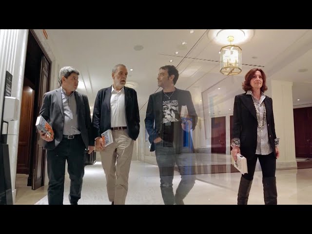 Vídeo relacionado con Bajo el cielo de Berlín (CHIC EDITORIAL)