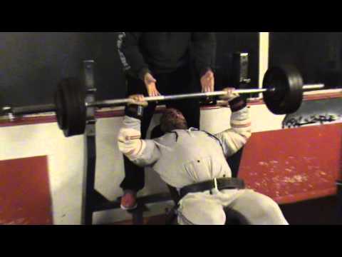 Daz Ball demonstrating the bench press to booost oxygen