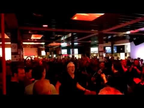 Stijn Meuris zingt "Ik Hou Van U" in lobby AB