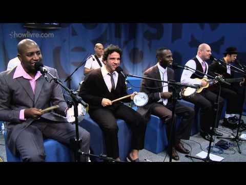 Dose Certa faz pot-pourri de "Maneco Teleco Teco", "Mancada" e "Tamborim" no Estúdio Showlivre 2013