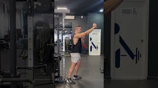 EXTENSIONES DE CODO EN POLEA CON HOMBRO A 90º DE PIE