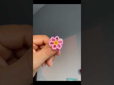 Anillo de flores con mostacillas 🌸✨ #parati #diy #shortvideo #anillo #flores #accesorios #arte