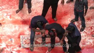 Shia devotee starts to faint due to blood loss at Panja Sharif - Muharram
