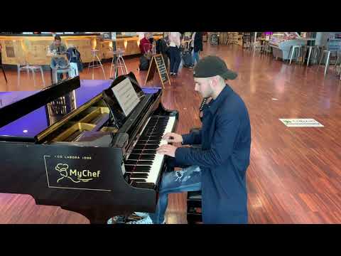 Ludovico Einaudi - Una Mattina (Intouchables) Piano at Milan Airport