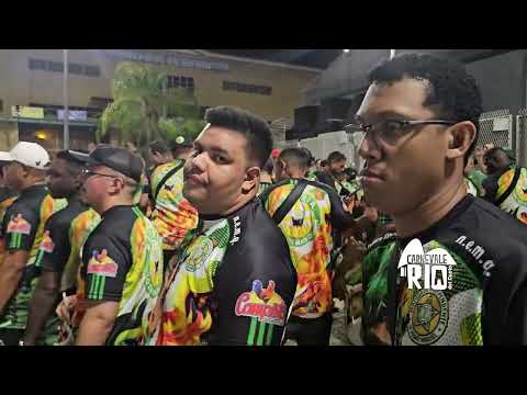 A bateria Não Existe Mais Quente, da Mocidade Independente, entrando no recuo no minidesfile 2025