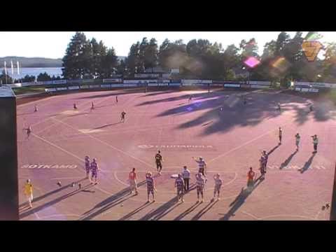 Roope Korhonen halkaisee kentän