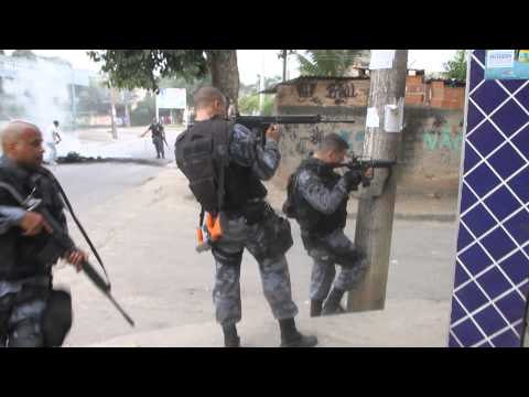 Moment when police hit a drug dealer in the Rola favela in Santa Cruz