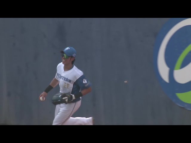 【팜】빅 플레이로 경기 종료!! 파이터즈·호시노 히이로 머리 위를 넘을 것 같은 타구를 점핑 캐치!! 2025년 8월 2일 홋카이도 일본 햄 파이터스 대 사이타마 세이부 라이온스