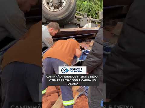 ✨Caminhão perde os freios e deixa vítimas presas sob a carga no Paraná #policia #acidente #noticias