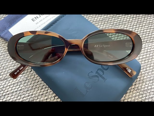 Vídeo relacionado con Le Specs Outta Love - Gafas de sol estrechas, ovaladas, unisex, estilo micro de los años 90, Marco Toffee Tort / Lente marrón claro, S