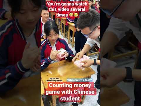 Counting Money Game💴💵     This girl is very professional she uses her five fingers to count money.