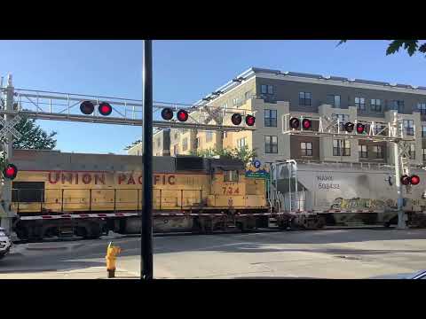 *Gate Light Dies!* UP 664 at SW 2nd St Railroad Crossing, Des Moines, IA 6/8/21