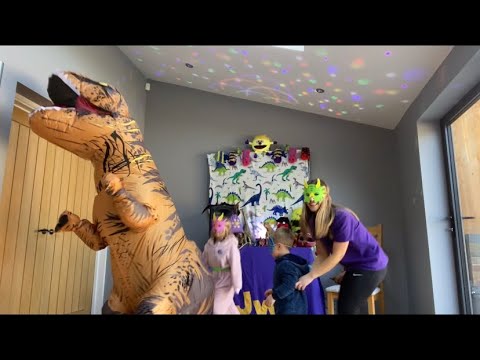 Jiggy Wrigglers Portsmouth @ home with Gemma & Family! Dinosaur SPECIAL!