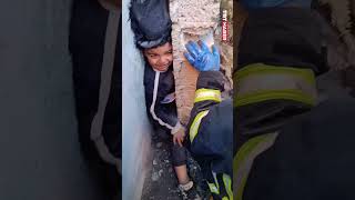 Oyun oynarken iki duvar arasına sıkışan çocuğu itfaiye ekipleri kurtar