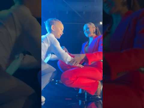 Emotivni trenuci na koncertu Aleksandre Prijović u Zetri. 🎶❤️Na sceni sa sinom Akijem. ☺️