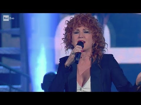Fiorella Mannoia canta 'Siamo ancora qui' - Virginia Raffaele - Facciamo che io ero 31/05/2017