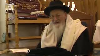 הלכות איסור מלאכה, תספורת וגילוח בפורים  - הלכה יומית מרן הראשון לציון הרב מרדכי אליהו זצוק"ל (הרב מרדכי אליהו זצ"ל) - התמונה מוצגת ישירות מתוך אתר האינטרנט יוטיוב. זכויות היוצרים בתמונה שייכות ליוצרה. קישור קרדיט למקור התוכן נמצא בתוך דף הסרטון