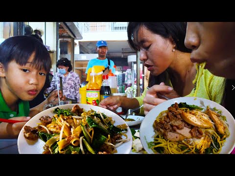 Breakfast At Phnom Penh Market - Eating Fried Noodle With My Girl And Boy