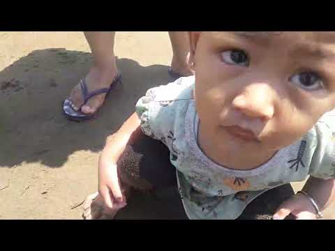 namira berenang di pantai midodarem tulungagung