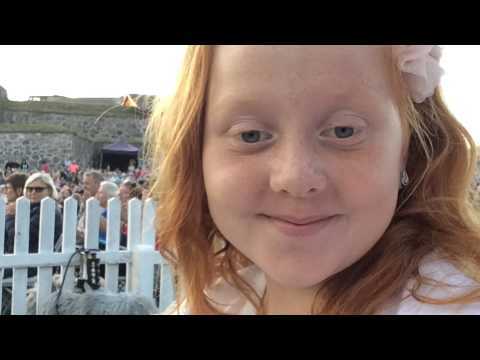 Sigrid synger Love you like a love song