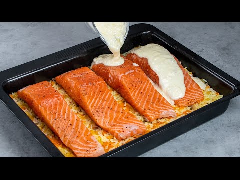 Un dîner en or ! Saumon en sauce, cuit au four sur un lit de riz