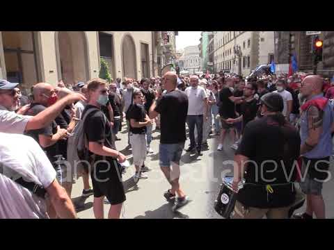 Firenze, gli operai della Gkn assediano la prefettura