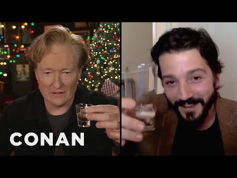 迭戈-盧納和柯南用梅斯卡酒敬酒 - CONAN on TBS (Diego Luna & Conan Toast With Mezcal - CONAN on TBS)