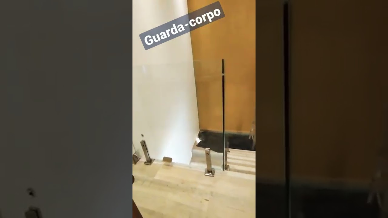 Guarda-corpo de vidro temperado com torre de inox.