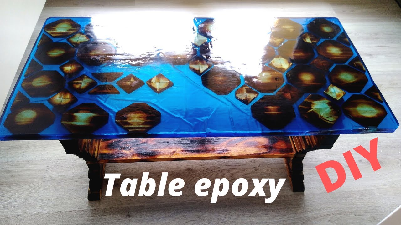 Comment fabriquer une table en bois brûlé et résine epoxy  bleu