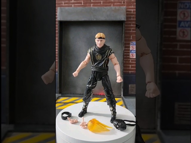 Vídeo relacionado con Hasbro Power Rangers x Cobra Kai Lightning Collection - Figura Decorativa (15 cm), diseño de Johnny Lawrence