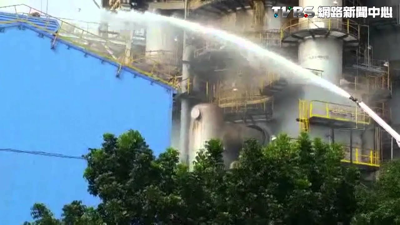 中油煉油廠排放管爆裂　消防員拉水線灌救