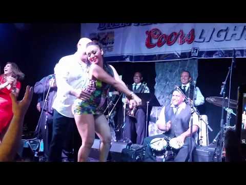 Oscar De León Dancing with Fans in Phoenix