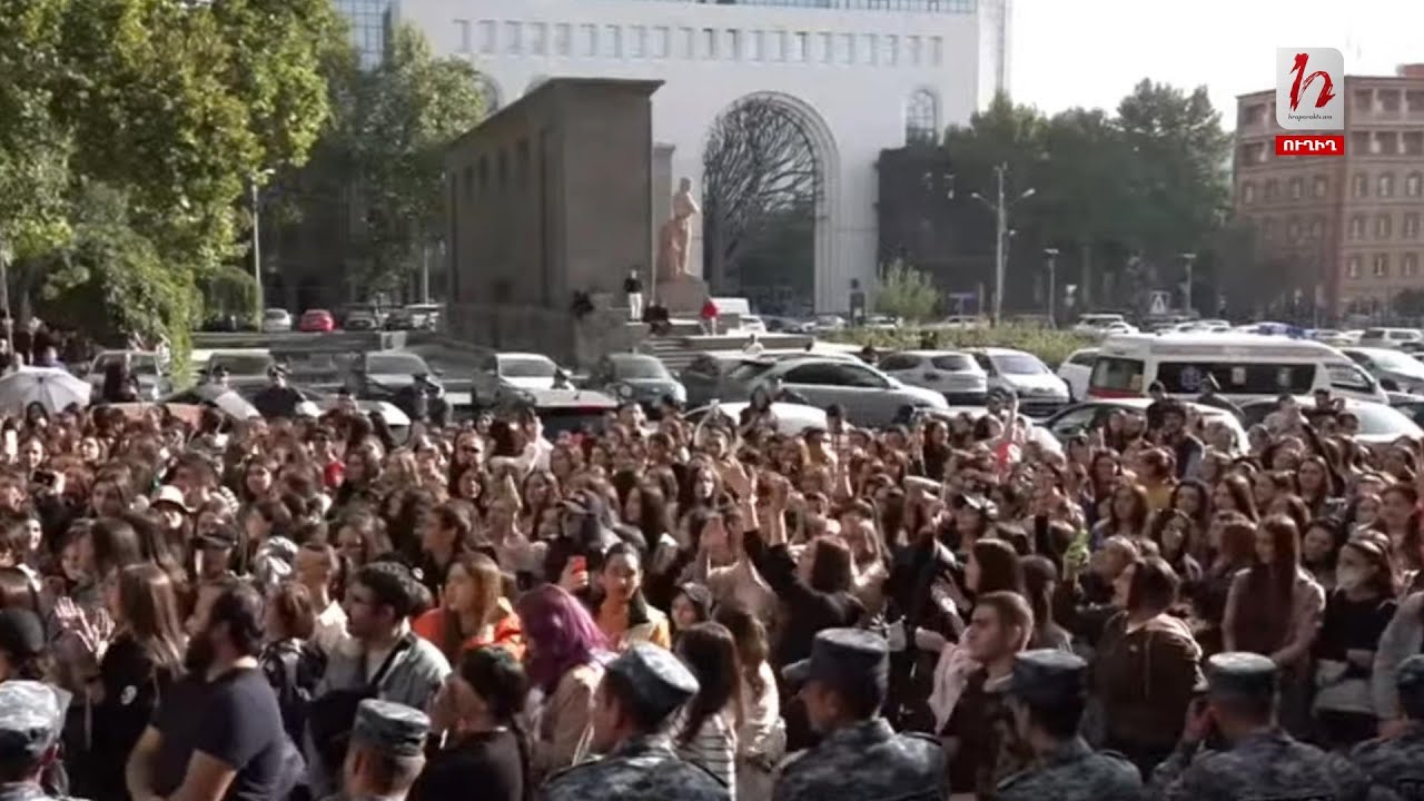 #Հիմա. Բրյուսովի ուսանողներն ու դասախոսները բողոքի ակցիա են անում ԿԳՄՍ նախարարության մոտ․ ուղիղ